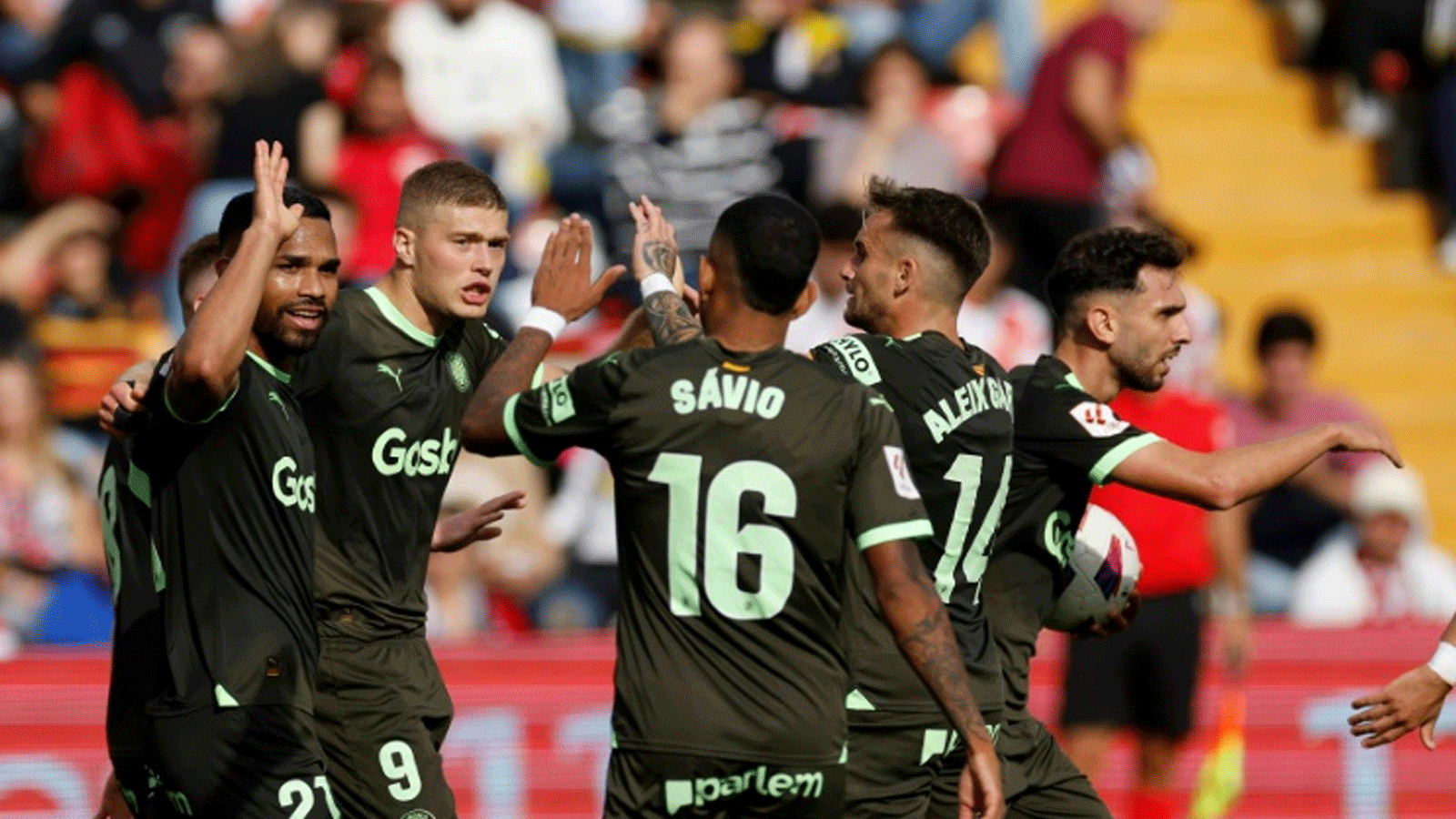 لاعبو جيرونا يحتفلون بهدف التعادل في مرمى رايو فايكانو (2-1) في الدوري الاسباني في 11 تشرين الثاني/نوفمبر 2023