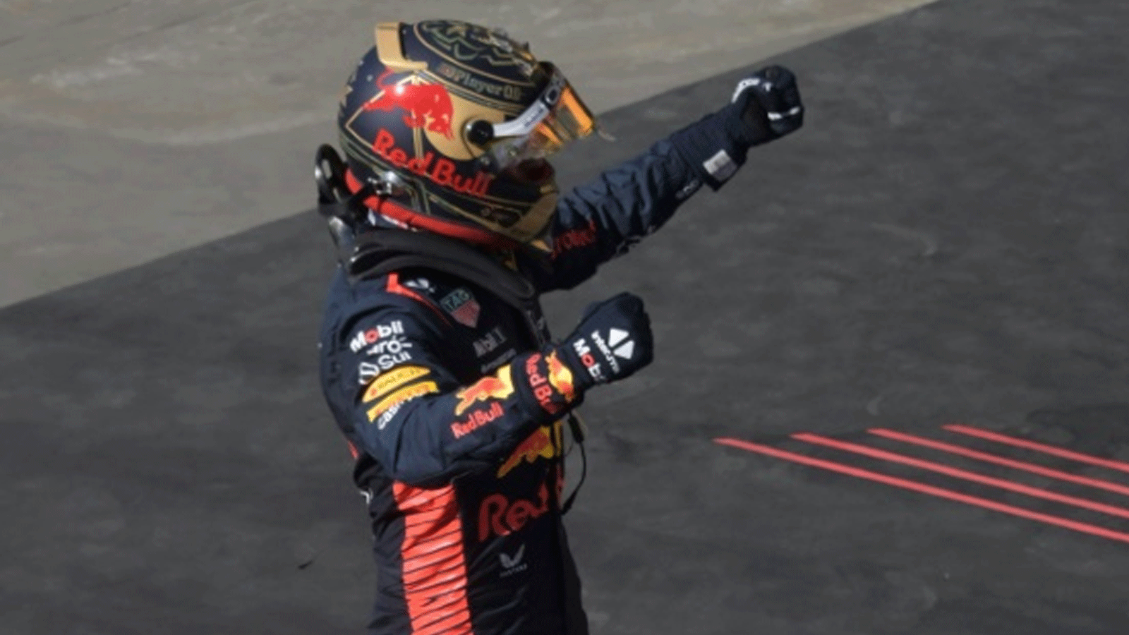 سائق ريد بول الهولندي ماكس فيرستابن يحتفل بعد فوزه بجائزة البرازيل الكبرى للفورمولا واحد. ساو باولو في 5 تشرين الثاني/نوفمبر 2023