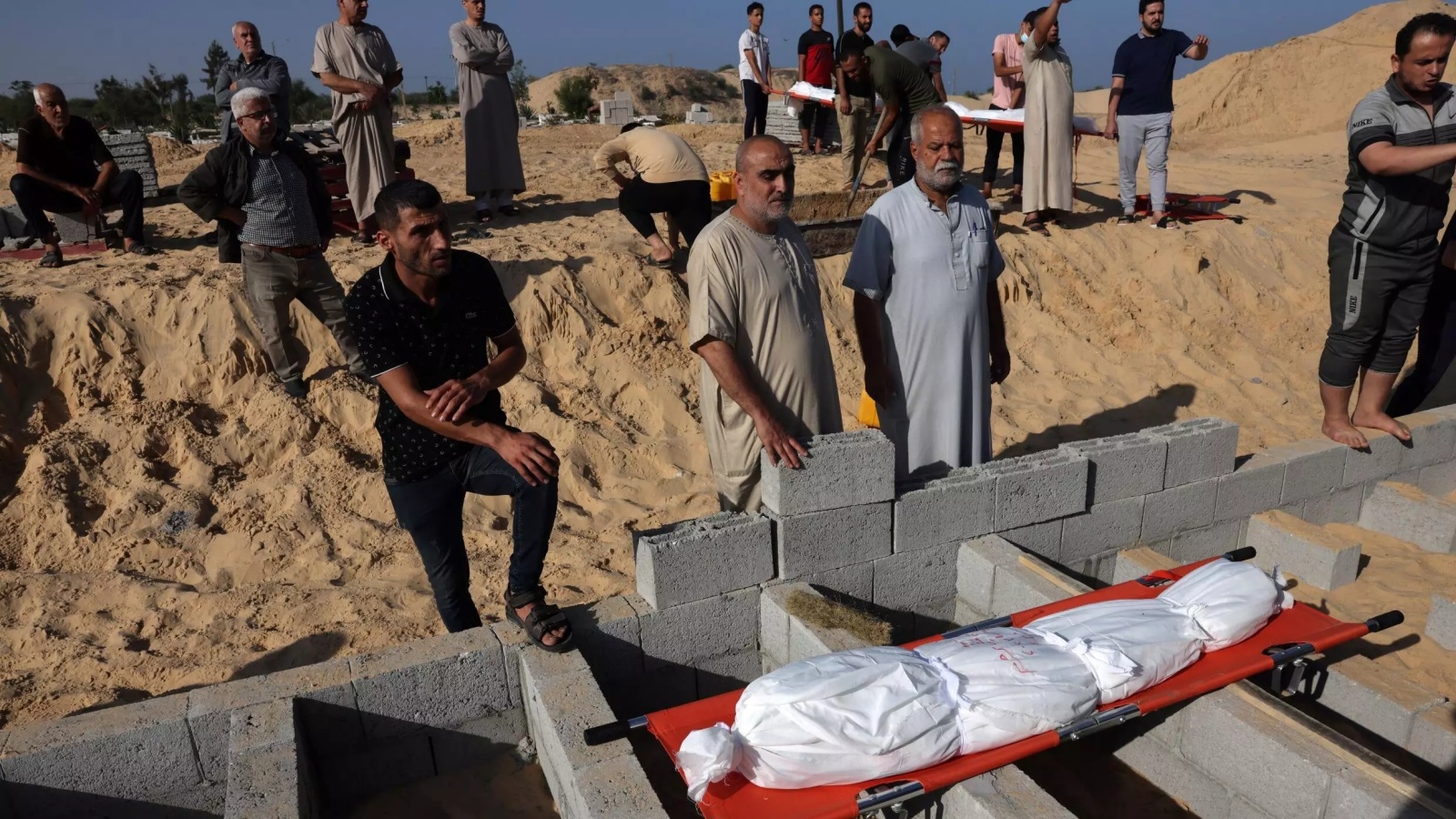 جثة فلسطيني تدفن في مقبرة رفح في جنوب قطاع غزة في السادس من نوفمبر 2023