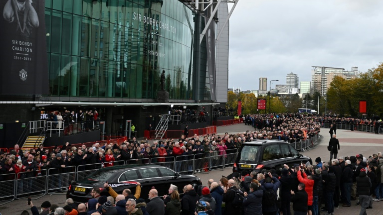 صورة تظهر مرور موكب جنازة اسطورة كرة القدم الإنكليزية بوبي تشارلتون بملعب فريقه السابق مانشستر يونايتد. مانشستر في 13 نوفمبر 2023