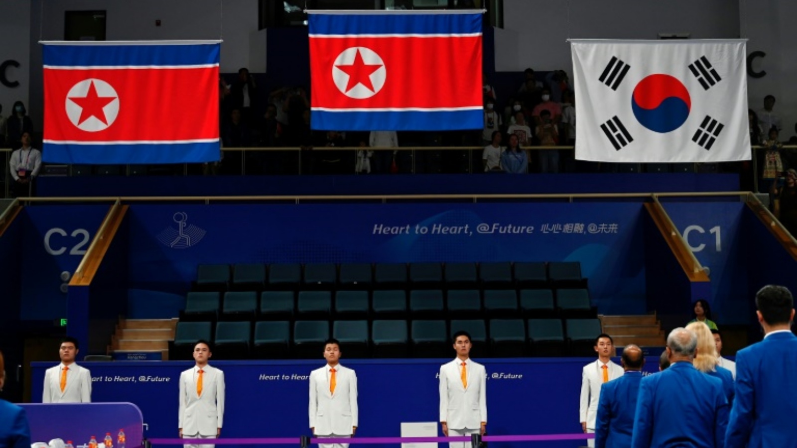 رفع علم كوريا الشمالية (وسط ويسار) خلال توزيع الميداليات في آسياد هانغجو. 5 أكتوبر 2023