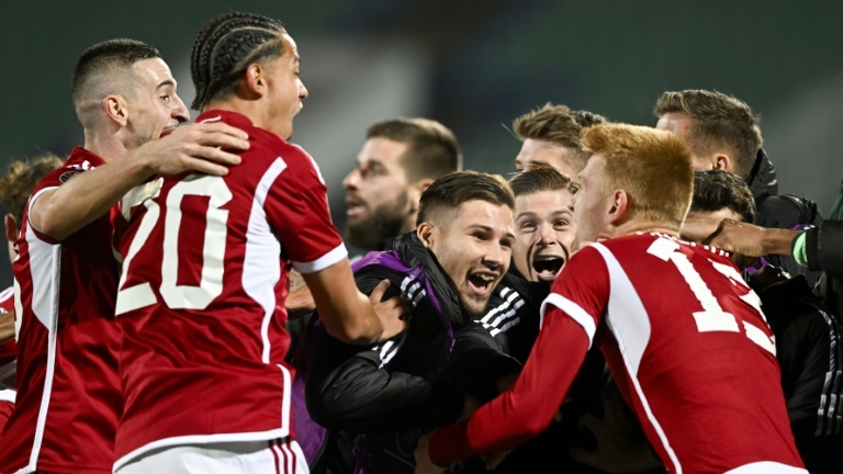 لاعبو المجر يحتفلون بالتأهل إلى نهائيات كأس أوروبا 2024 في ألمانيا بتعادلهم مع بلغاريا 2-2 في صوفيا في 16 تشرين الثاني/نوفمبر 2023