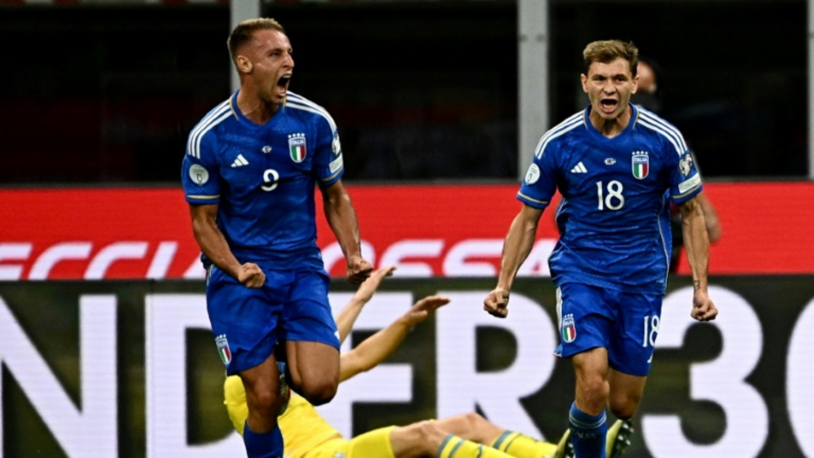 لاعب خط الوسط دافيدي فراتيزي (إلى اليسار) يحتفل بتسجيله الهدف الثاني لإيطاليا في مرمى أوكرانيا خلال تصفيات كأس أوروبا لكرة القدم 2024 على ملعب سان سيرو في ميلانو في 12 سبتمبر 2023