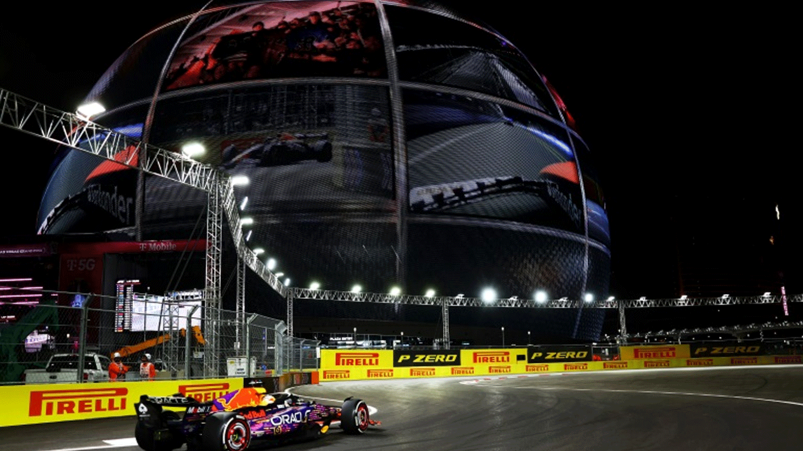 سائق ريد بول الهولندي ماكس فيرستابن خلال سباق جائزة لاس فيغاس الكبرى في الفورمولا واحد في 18 تشرين الثاني/نوفمبر 2023
