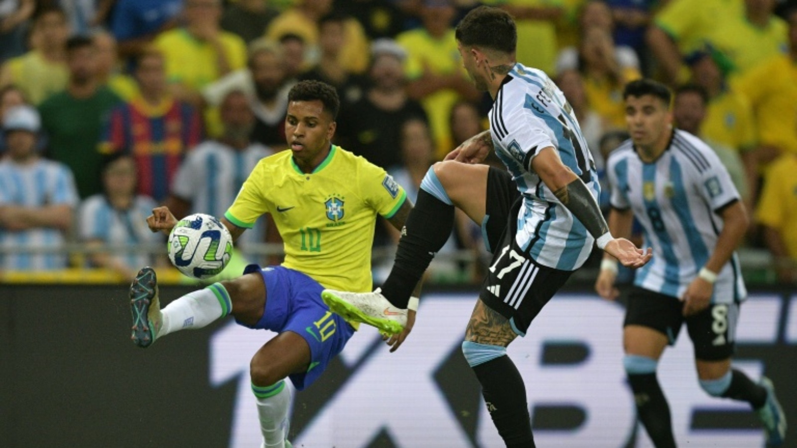 المهاجم البرازيلي رودريغو (إلى اليسار) في صراع على الكرة مع الأرجنتيني إنسو فرنانديس خلال المواجهة بين المنتخبين ضمن التصفيات المؤهلة لمونديال 2026 على ملعب ماراكانا في ريو دي جانيرو في 21 نوفمبر 2023