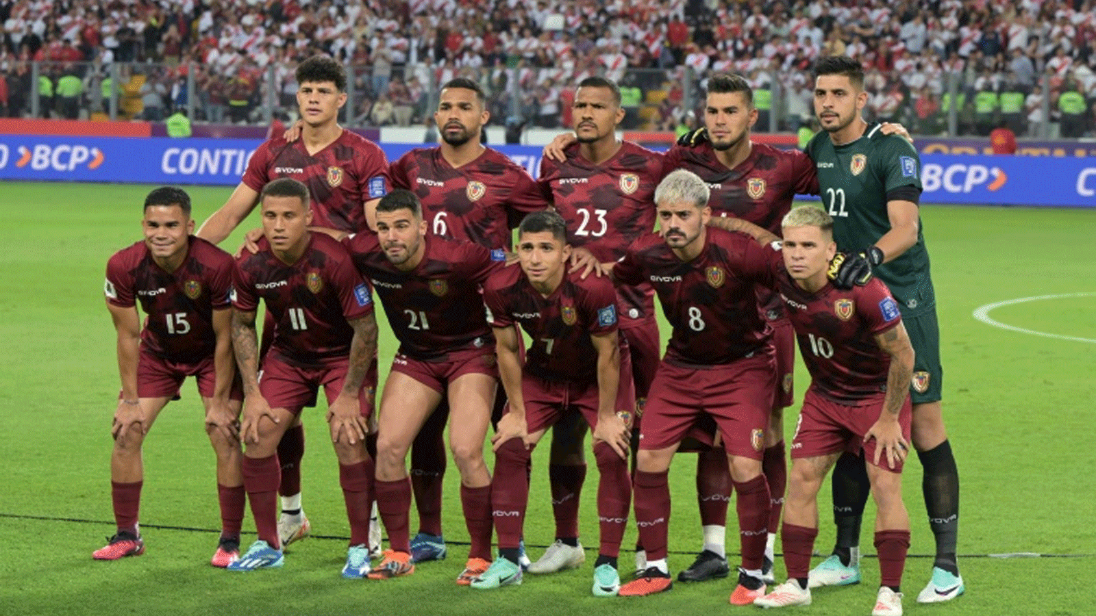 لاعبون منتخب فنزويلا في صورة تذكارية قبل بدء مباراتهم أمام البيرو في التصفيات المؤهلة لكأس العالم 2026 على الملعب الوطني في ليما في 21 تشرين الثاني/نوفمبر 2023