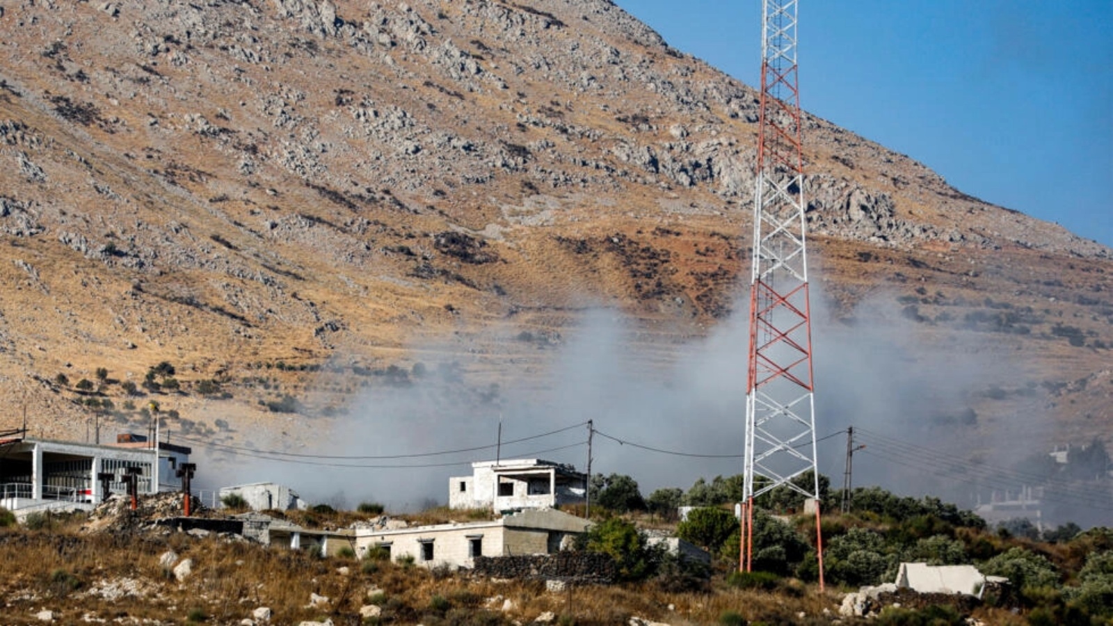 دخان يتصاعد من موقع للجيش السوري بعد قصف اسرائيلي من الجولان السوري المحتل في 21 سبتمبر 2023 