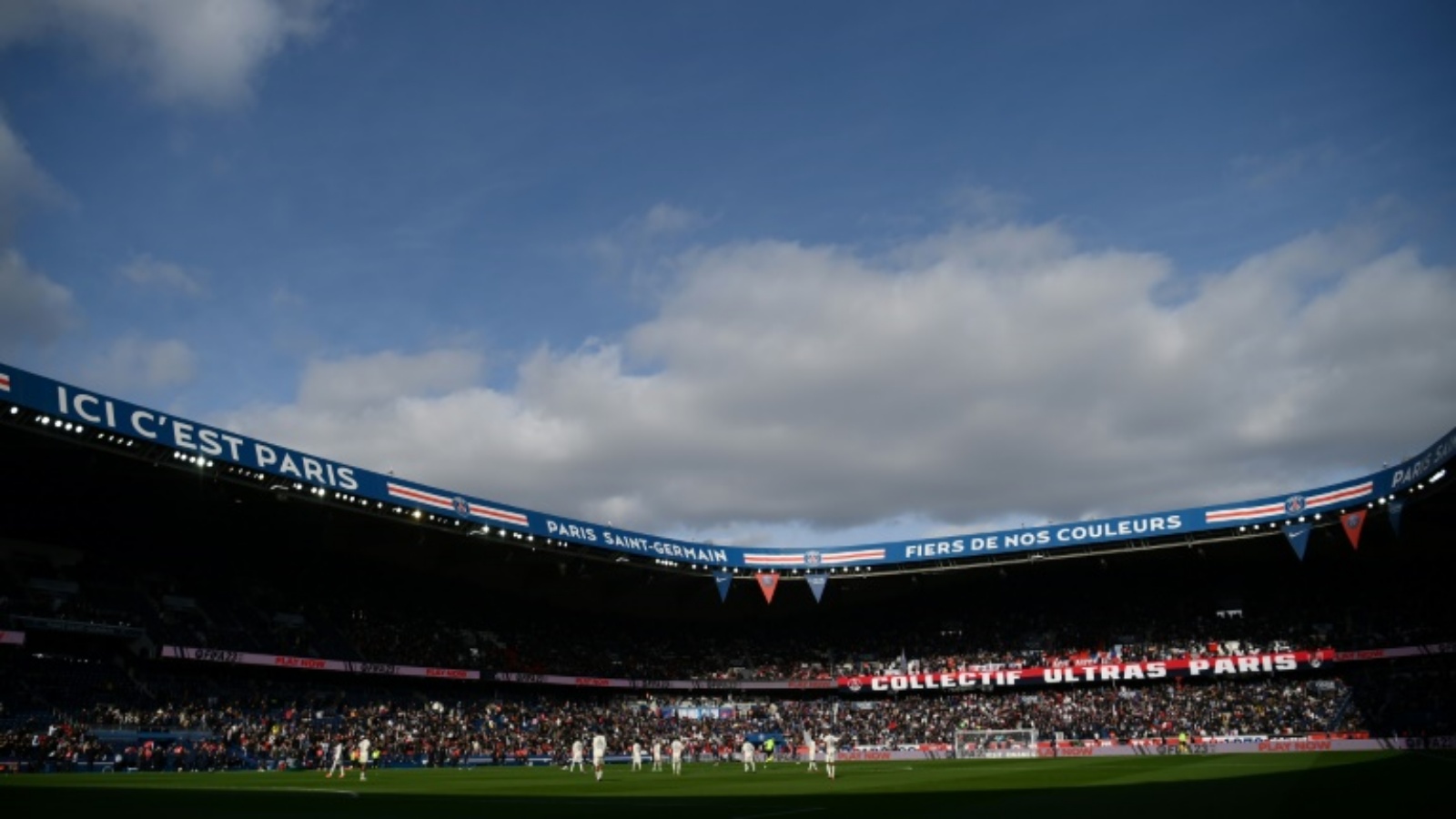 يتسع ملعب بارك دي برانس التابع لباريس سان جرمان بطل فرنسا لحوالى 48 الف مشجّع