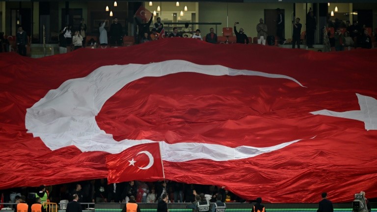 مشجعو المنتخب التركي يحملون علماً عملاقاً في تصفيات كأس أوروبا 2024 في تشرين الأول/أكتوبر الماضي