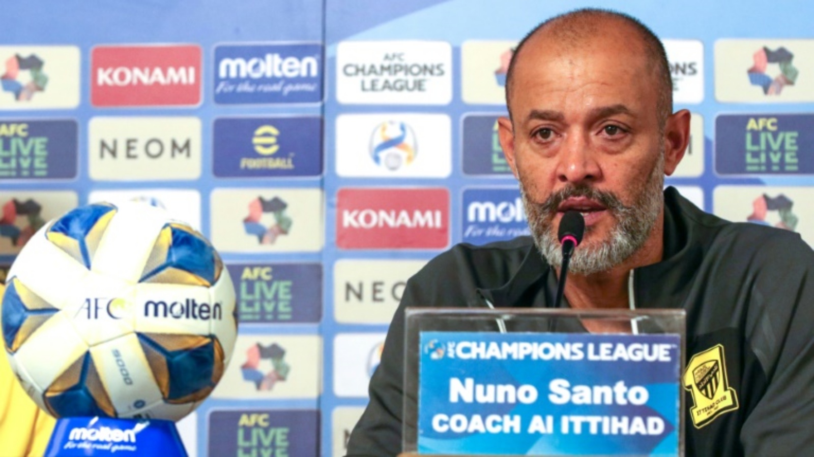 أقيل المدرب البرتغالي نونو إشبيريتو سانتو من نادي الاتحاد السعودي لكرة القدم أخيراً بعد تردّي النتائج.