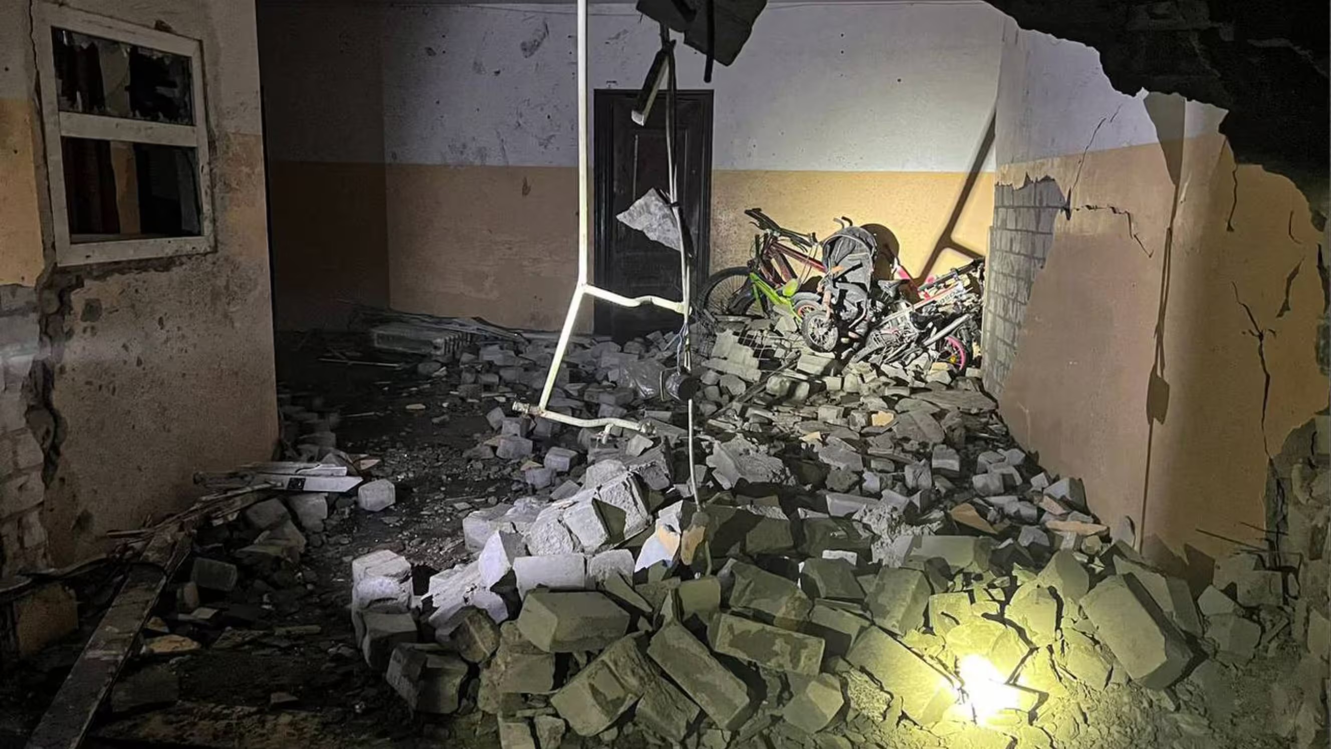 دمار بفعل قصف روسي في أوكرانيا في صورة تعود إلى 14 كانون الأول/ديسمبر 2023