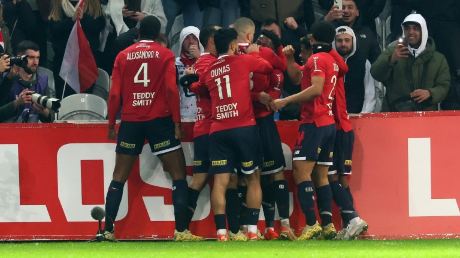 لاعبو ليل يحتفلون بهدف التعادل في مرمى باريس سان جرمان (1-1) في الدوري الفرنسي في 17 ديسمبر 2023
