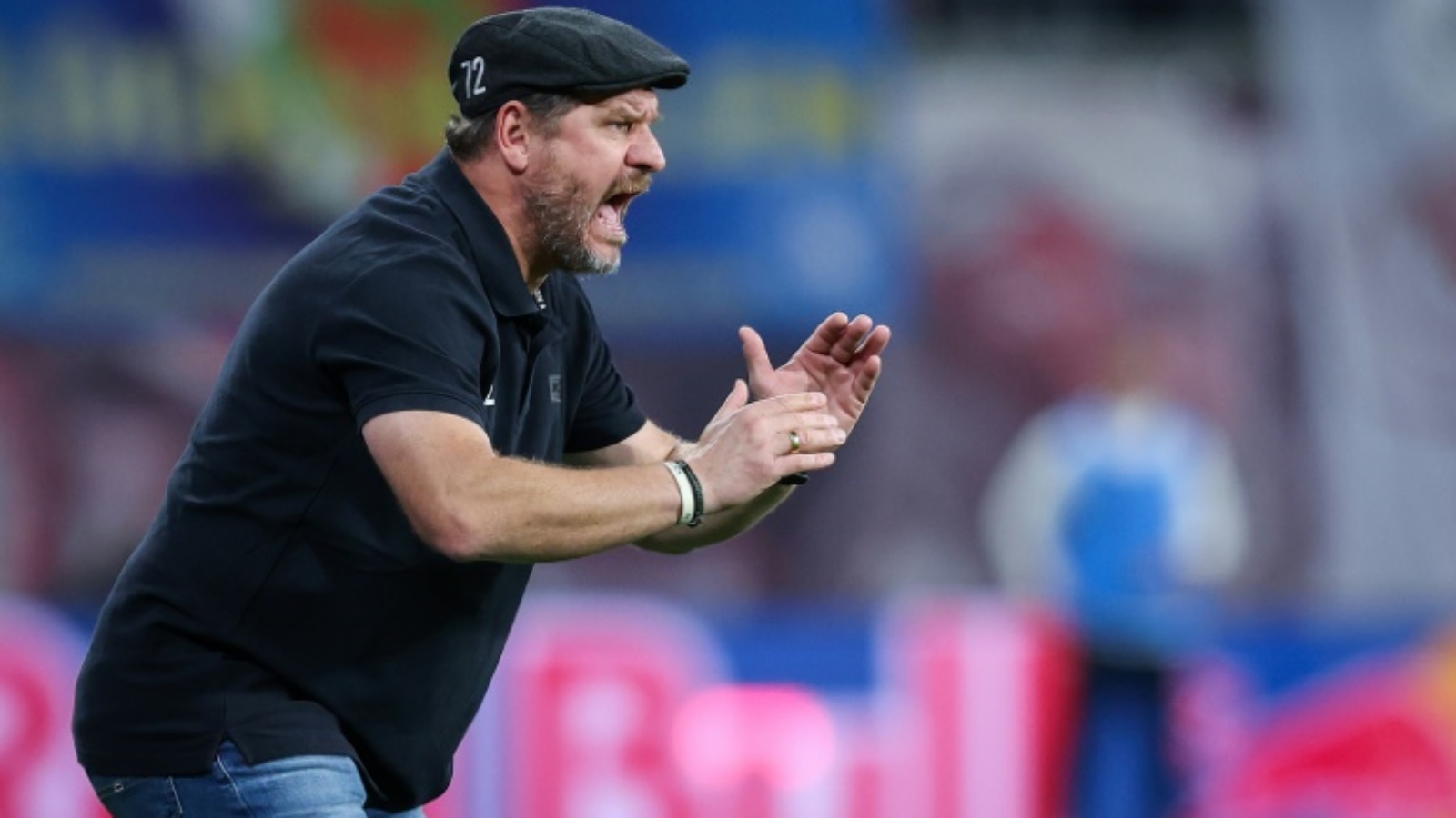 انفصل كولن الألماني لكرة القدم عن مدربه ستيفن باومغارت الخميس