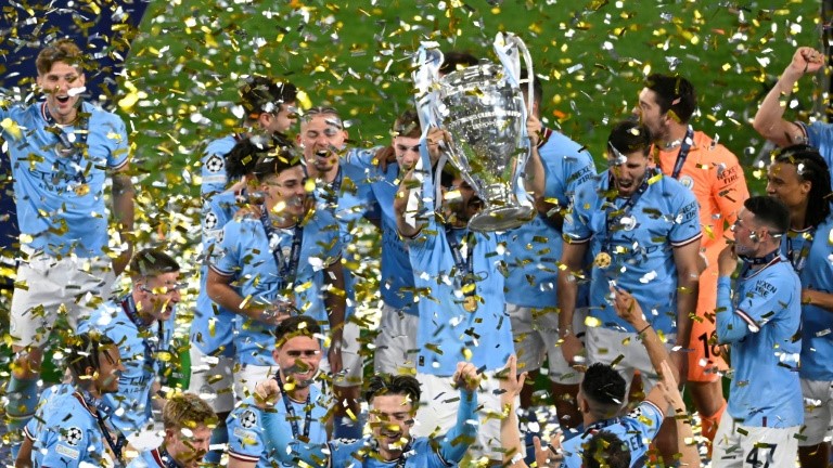 لاعبو مانشستر سيتي الإنكليزي يرفعون كأس دوري أبطال أوروبا لكرة القدم بعد الفوز في النهائي على إنتر الإيطالي. اسطنبول في 10 حزيران/يونيو 2023