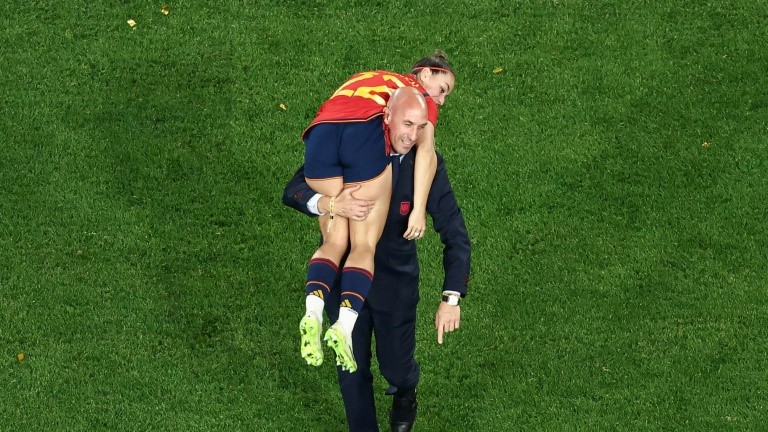 الرئيس السابق للاتحاد الإسباني لكرة القدم لويس روبياليس يحمل اللاعبة أثينا ديل كاستيلو بعد فوز إسبانيا بكأس العالم للسيدات في أستراليا في 20 آب/أغسطس 2023 في سيدني