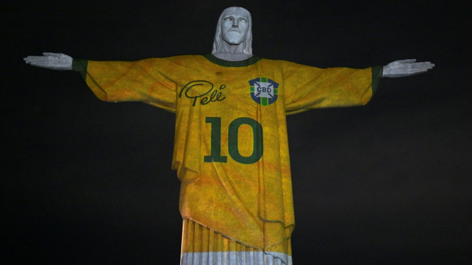 تمثال المسيح الفادي الشهير في ريو دي جانيرو مضاءاً بألوان قميص البرازيل تكريماً لبيليه في 29 كانون الأول/ديسمبر 2023