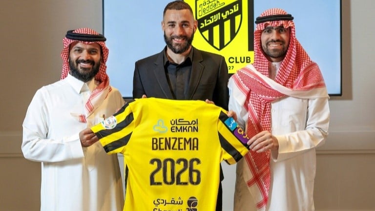 صورة وزعها الدوري السعودي للمحترفين في 6 حزيران/يونيو 2023 تظهر المهاجم الفرنسي كريم بنزيمة يحمل قميص الاتحاد رفقة قادة النادي بطل الدوري السعودي، في مدريد