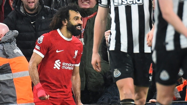 المصري محمد صلاح مهاجم ليفربول فرحاً بافتتاحه التسجيل في مرمى نيوكاسل يونايتد على ملعب أنفيلد في ليفربول في الاول من كانون الثاني/يناير 2024