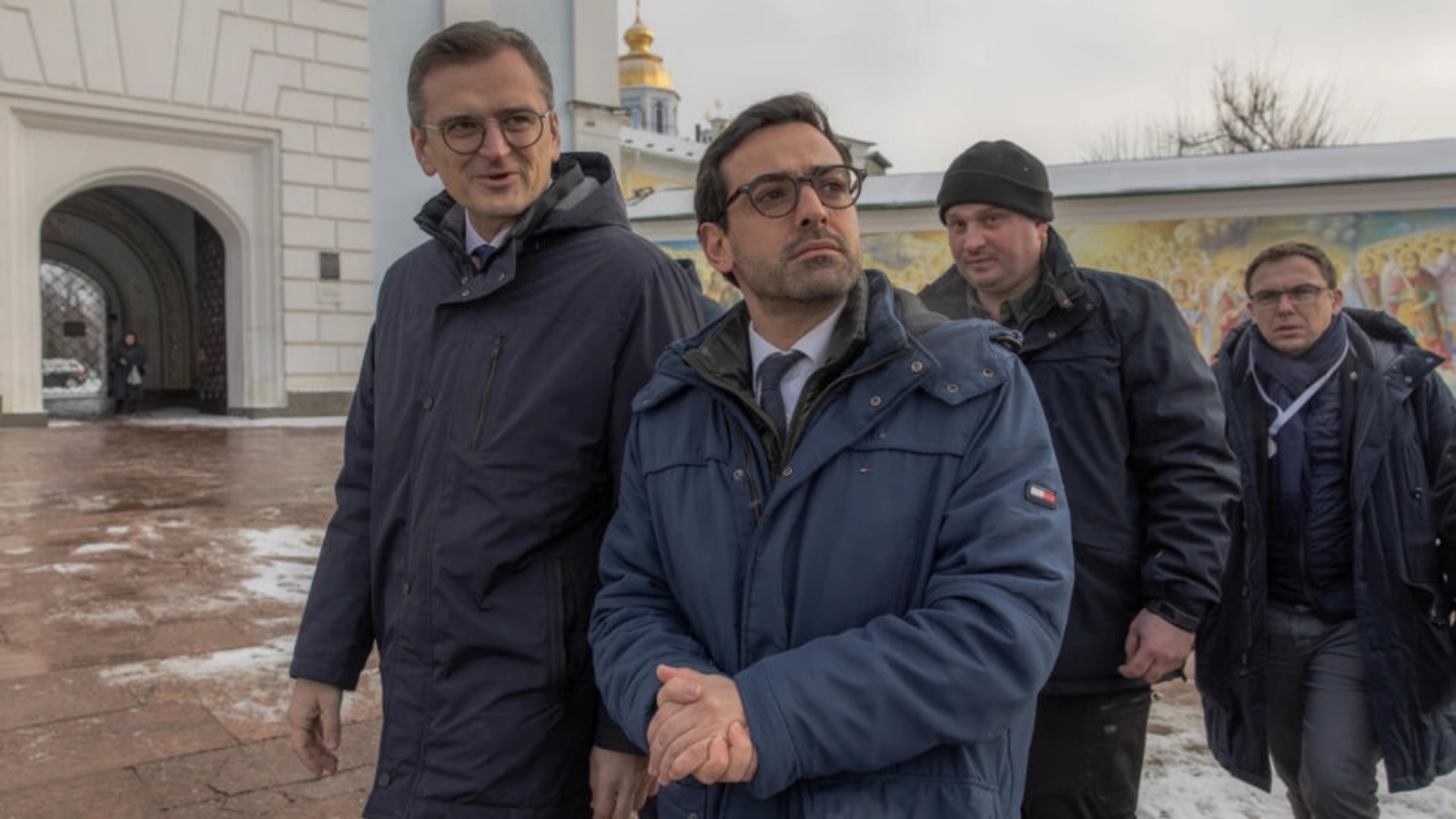وزير الخارجية الفرنسي ستيفان سيجورنيه (وسط) ووزير الخارجية الأوكراني دميترو كوليبا (يسار) يسيران في ساحة سانت مايكل في وسط مدينة كييف، في 13 كانون الثاني (يناير) 2024 