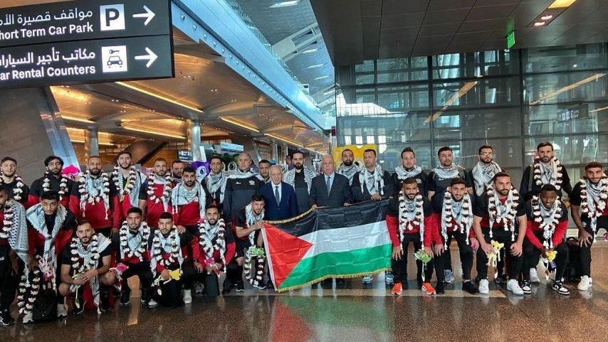 بعثة المنتخب الفلسطيني لكرة القدم لدى وصولها إلى قطر