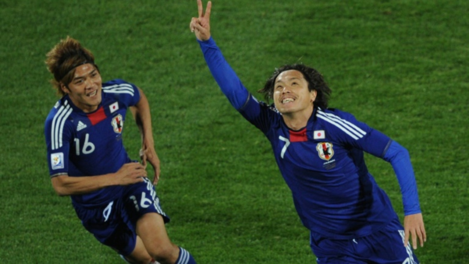ياسوهيتو إندو (إلى اليمين) يحتفل مع زميله ياسوهيتو أوكوبو بتسجيله هدفا لليابان في مرمى الدنمارك في مونديال 2010