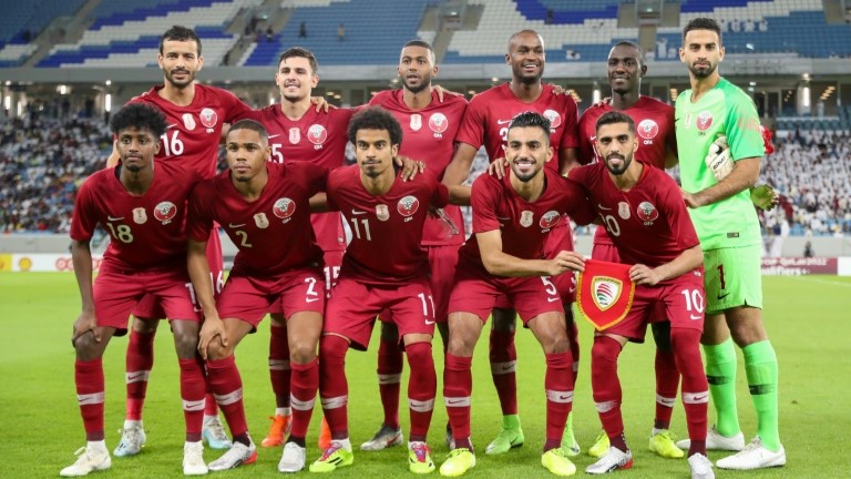 يبحث المنتخب القطري عن مصالحة جماهيره والاحتفاظ بلقب كأس آسيا على ارضه