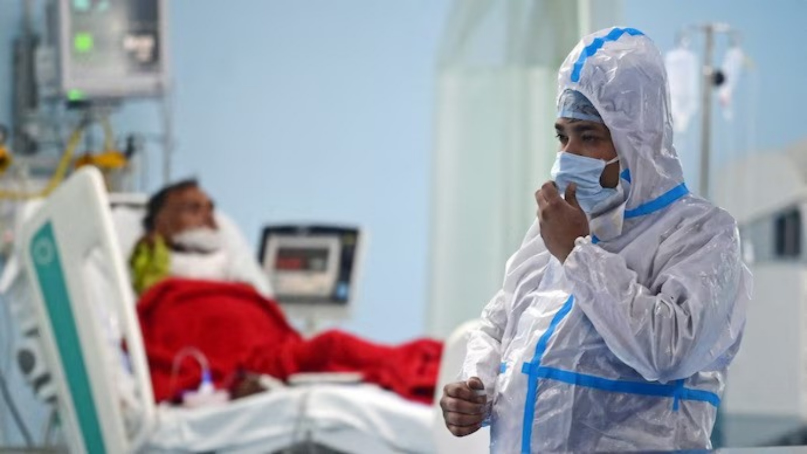 عامل صحي في قسم عزل المصابين بفيروس كورونا Covid-19 في مستشفى في براياغراج الهند
