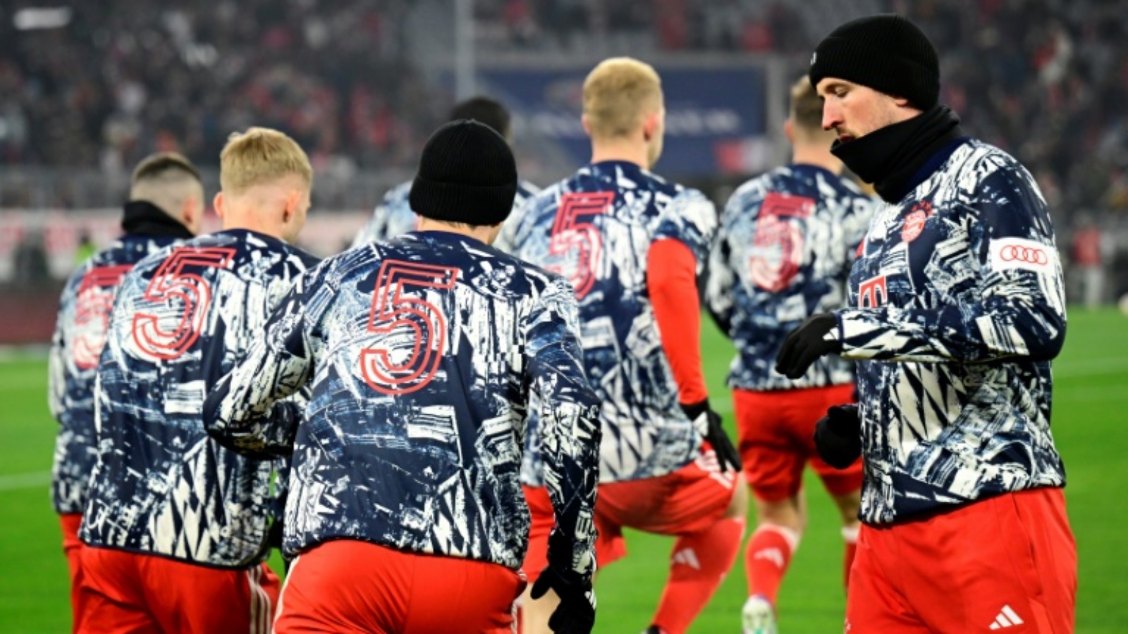 لاعبو بايرن ميونيخ يرتدون خلال الاحماء قمصاناً تحمل الرقم 5 الذي اشتهر به الراحل فرانتس بكنباور، وذلك قبل المباراة ضد هوفنهايم في الدوري الألماني لكرة القدم. ميونيخ، جنوب ألمانيا، في 12 كانون الثاني (يناير) 2024