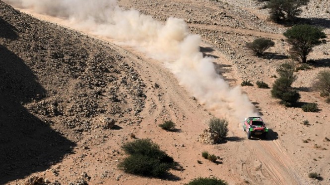 صورة للسائق السعودي يزيد الراجحي خلال المرحلة الخاصة الرابعة من رالي دكار الصحراوي بين السلامية والهفوف في 9 كانون الثاني/يناير 2024
