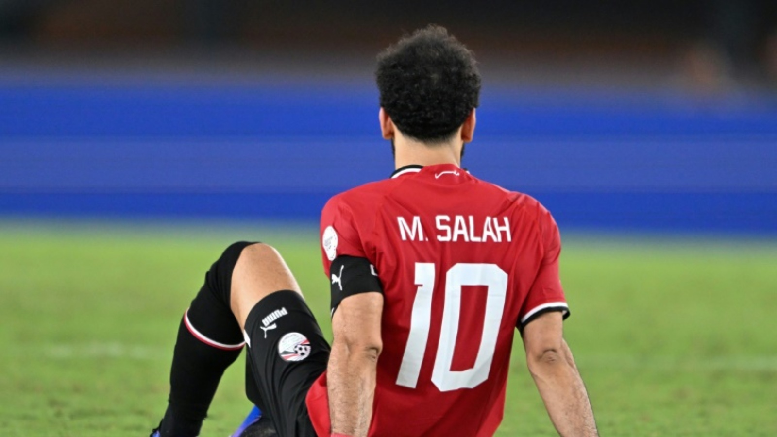 قائد منتخب مصر محمد صلاح مستلقياً على الأرض بعد إصابته خلال مباراة غانا على ملعب فيليكس أوفويت-بوانيي في أبيدجان في 18 كانون الثاني/يناير 2024 خلال منافاسات كأس أمم أفريقيا في ساحل العاج