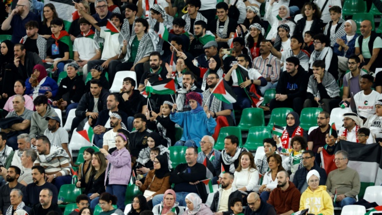 جماهير منتخب فلسطين خلال المواجهة مع ايران في كأس آسيا لكرة القدم في الدوحة في 14 كانون الثاني (يناير) 2024