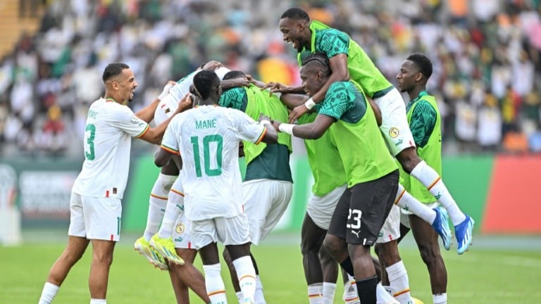 لاعبو السنغال يحتفلون بهدفهم الثالث في مرمى غامبيا على ملعب شارل كونان باني في ياماسوكو في 15 كانون الثاني/يناير 2024، في إطار مبارايت الجولة الأولى من المجموعة الثانية في كأس أمم إفريقيا في ساحل العاج