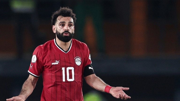 جناح ليفربول الإنكليزي محمد صلاح يحتفل بهدف بلاده الثاني في مرمى موزامبيق في إطار منافسات كأس أمم إفريقيا على ملعب فيليكس أوفويت- بوانيي في أبيدجان في 14 كانون الثاني/يناير 2023 