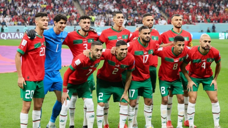 لاعبو منتخب المغرب قبل لقاء فرنسا في نصف نهائي كأس العالم 2022، في ملعب البيت في شمال العاصمة القطرية الدوحة في 14 كانون الأول/ديسمبر 2022