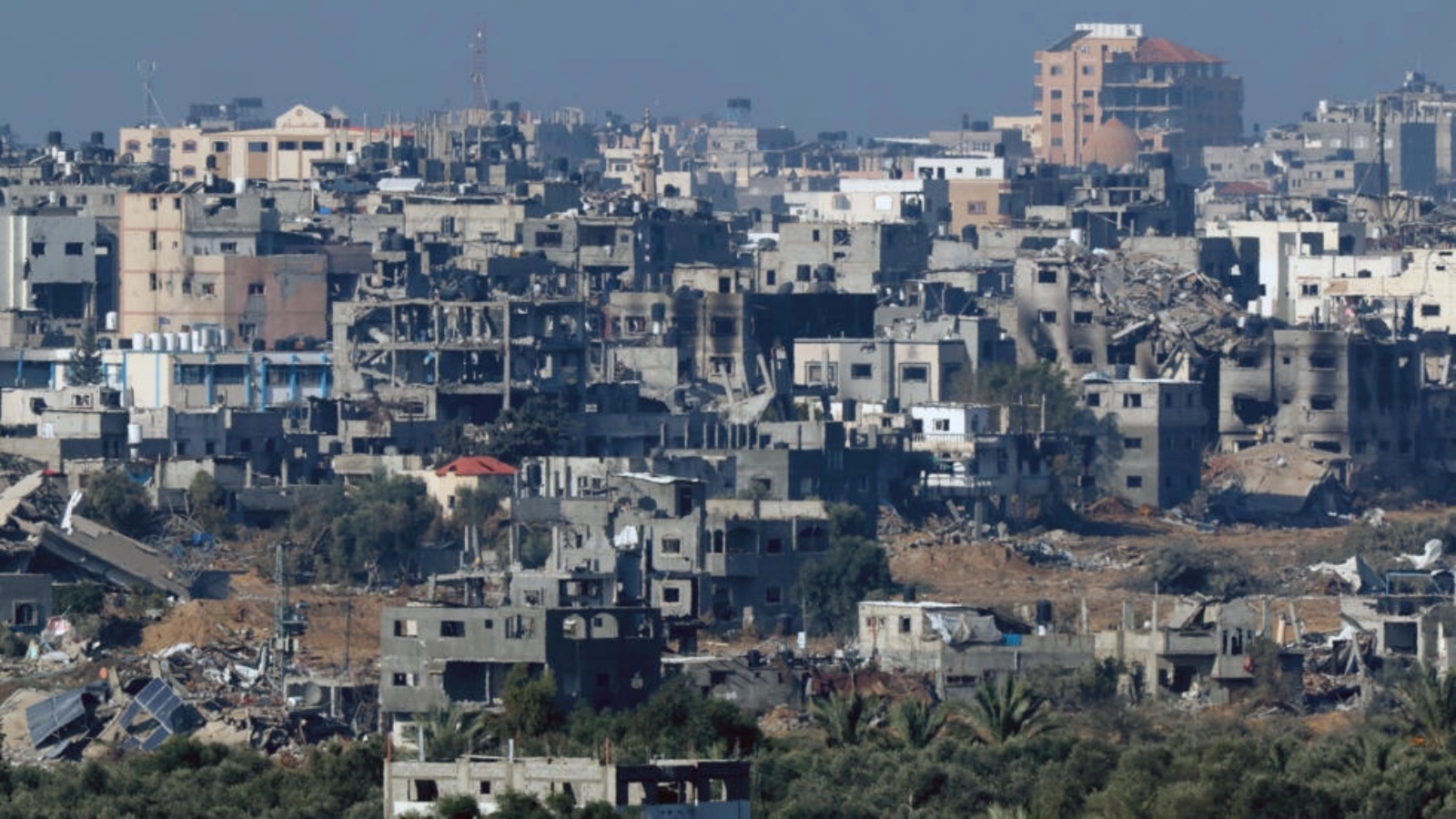 صورة تم التقاطها من موقع في جنوب إسرائيل في 19 كانون الثاني (يناير) 2024، تظهر مباني مدمرة أو سويت بالأرض في قطاع غزة وسط المعارك المستمرة بين إسرائيل وحركة حماس المسلحة