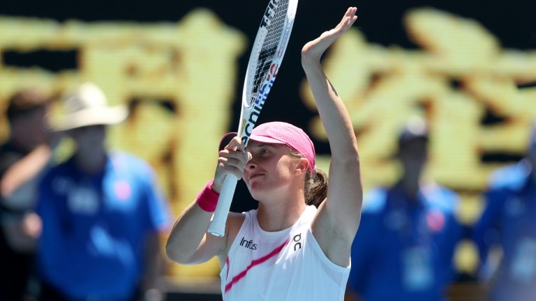  البولندية إيغا شفيونتيك تحتفل بفوزها في مباراتها الاولى في بطولة أستراليا المفتوحة على الأميركية صوفيا كينن في 16 كانون الثاني/يناير 2024