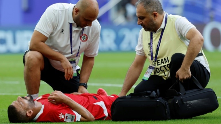 مدافع المنتخب اللبناني نور منصور يتلقى العلاج اثر اصابته في المباراة ضد الصين في الجولة الثانية من دور المجموعات لنهائيات كأس آسيا في قطر في 17 كانون الثاني/يناير 2024