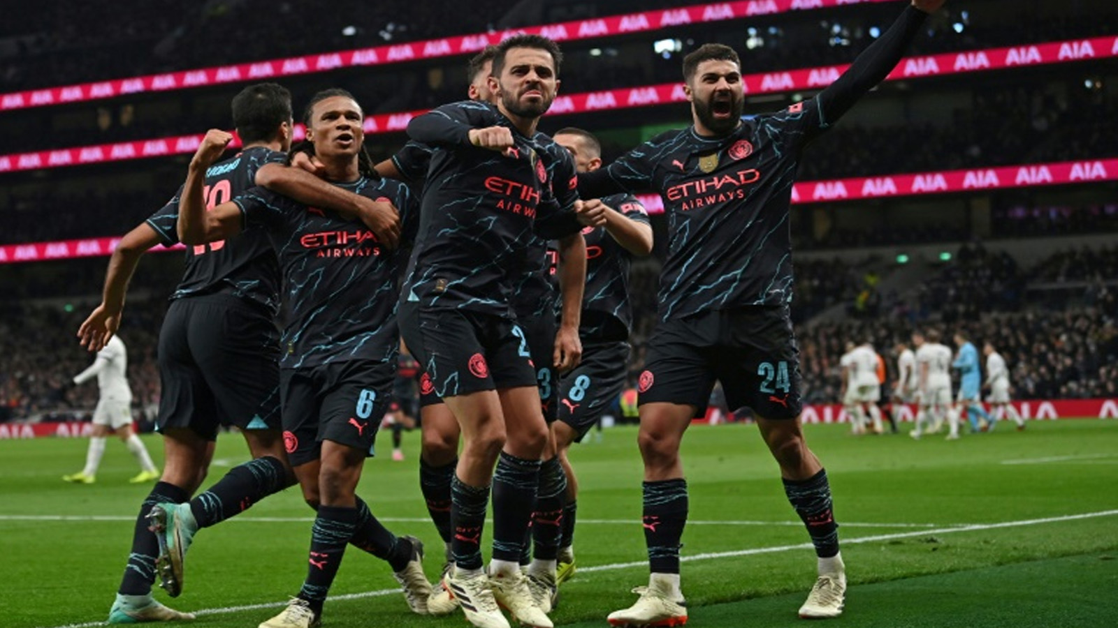 لاعبو مانشستر سيتي يحتفلون بهدف الفوز بمرمى توتنهام (1-0) في الدور الرابع لمسابقة كأس الاتحاد الانكليزي في لندن. 26 كانون الثاني (يناير) 2024