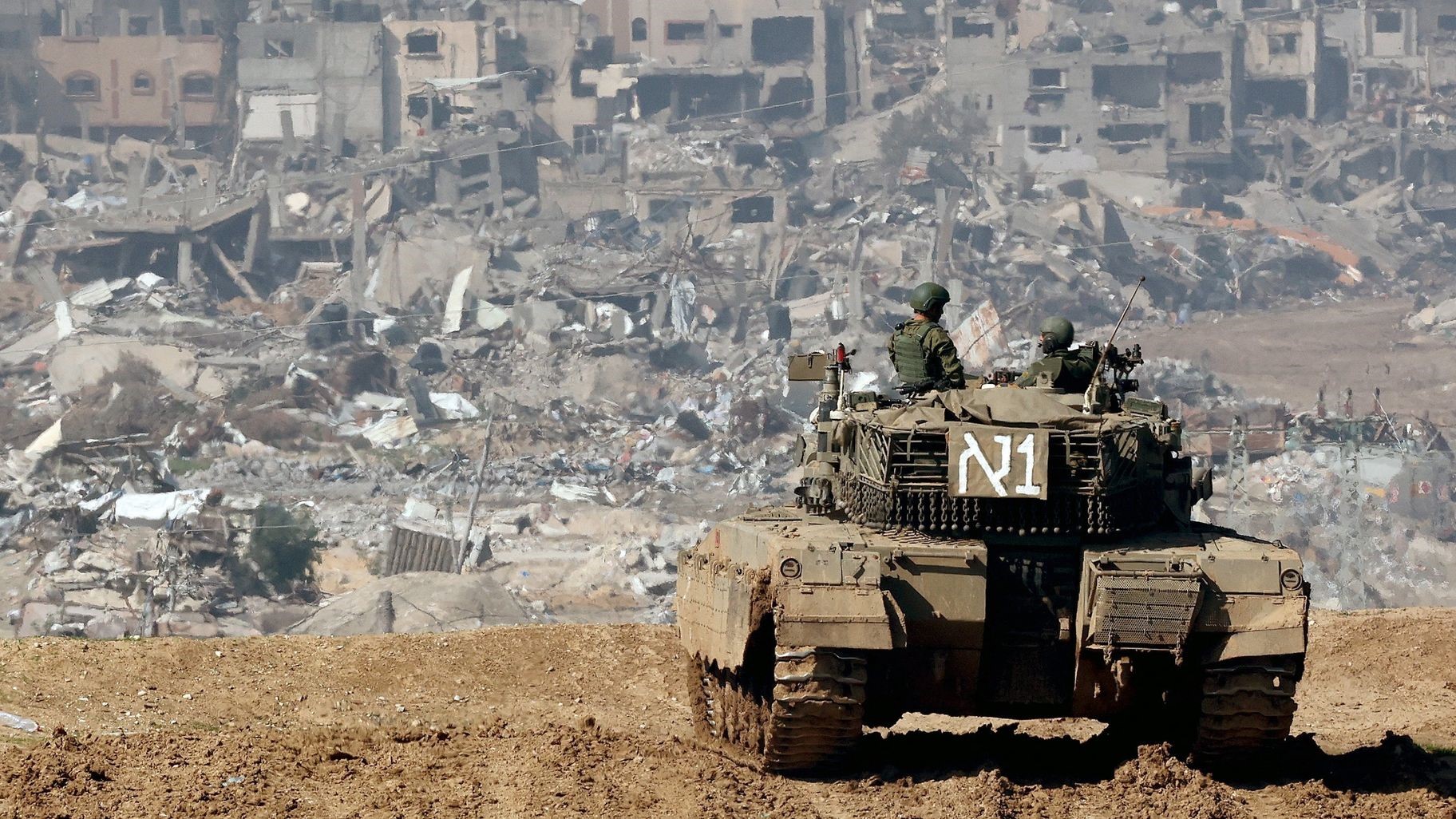 دبابة إسرائيلية على مشارف مدينة غزة التي يجتاحها الدمار