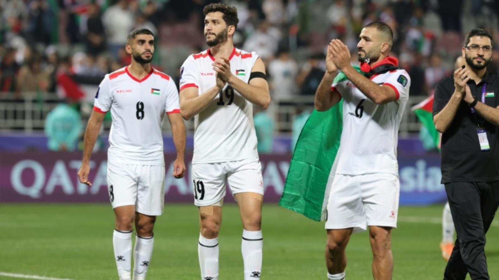 لاعبو فلسطين يحتفلون بعد الفوز على هونغ كونغ والتأهل الى ثمن نهائي كأس آسيا في كرة القدم. الدوحة في 23 كانون الثاني (يناير) 2024