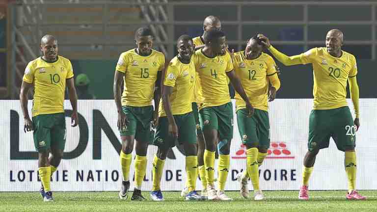 لاعبو جنوب افريقيا يحتفلون بالفوز على ناميبيا (4-0) في الجولة الثانية من دور المجموعات لكأس الامم الافريقية في ساحل العاج في 21 كانون الثاني/يناير 2024