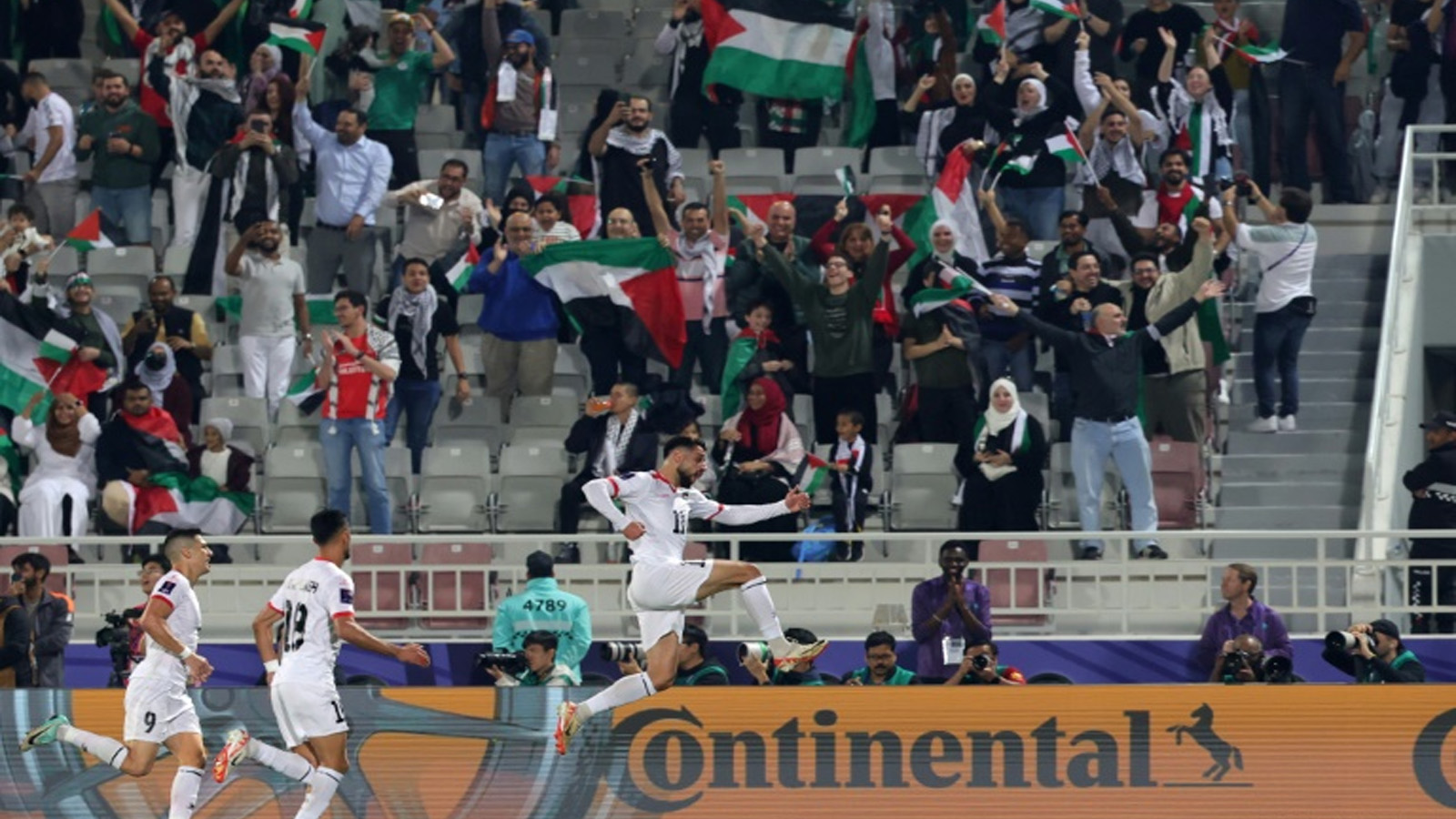 المهاجم الفلسطيني عدي الدباغ يحتفل بعد التسجيل في مرمى هونغ كونغ