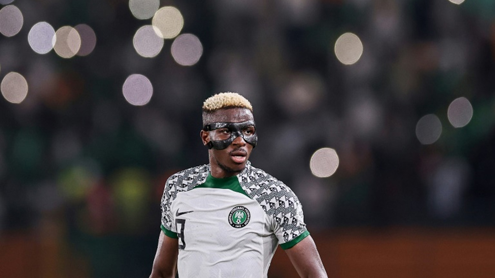 المهاجم النيجيري فيكتور أوسيمهن خلال مباراة غينيا بيساو في كأس أمم أفريقيا في أبيدجان