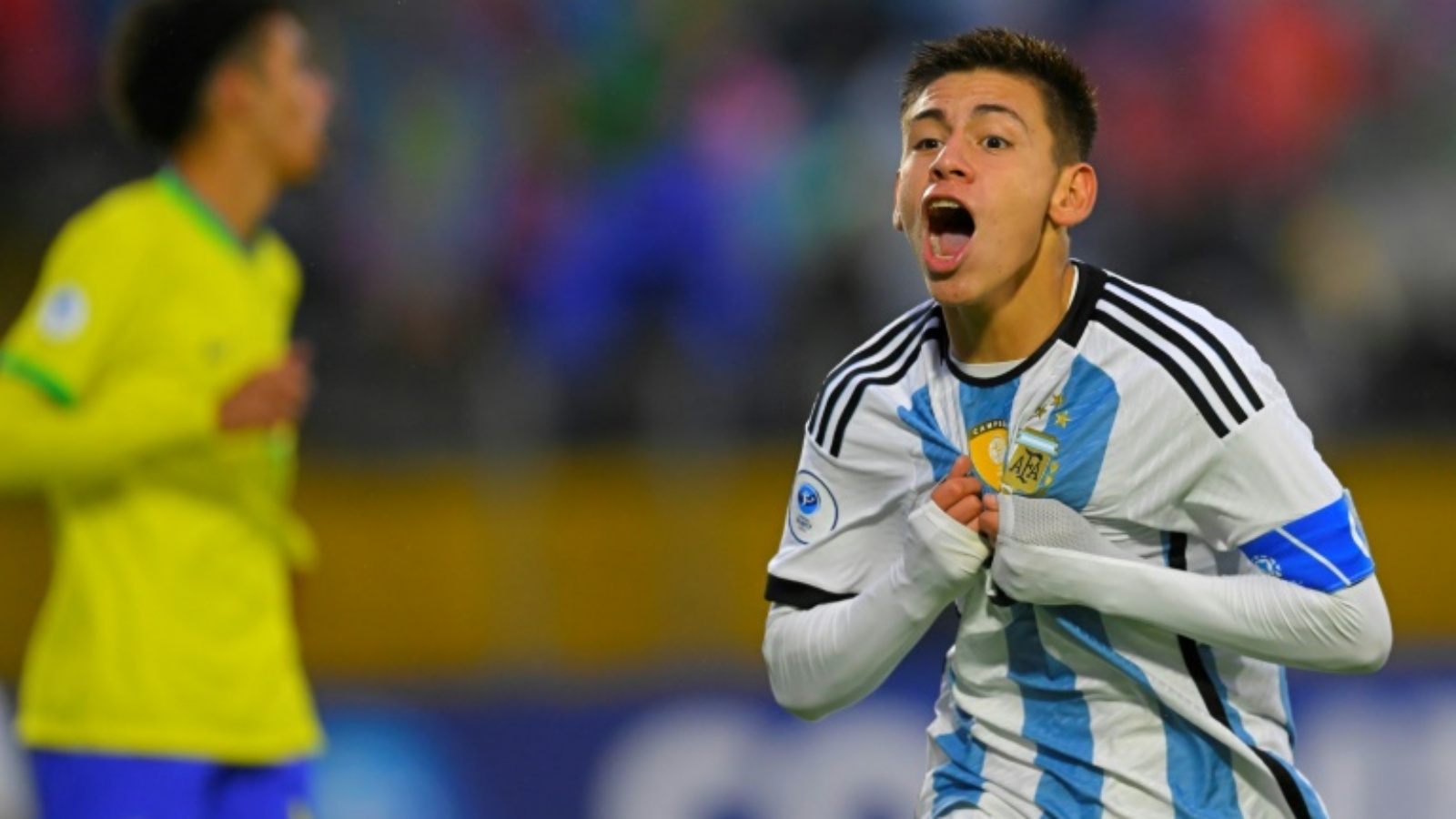 الأرجنتيني كلاوديو إيتشيفيري يسجل لبلاده في كأس أميركا الجنوبية تحت 17 سنة في مرمى البرازيل في 23 نيسان (أبريل) 2023