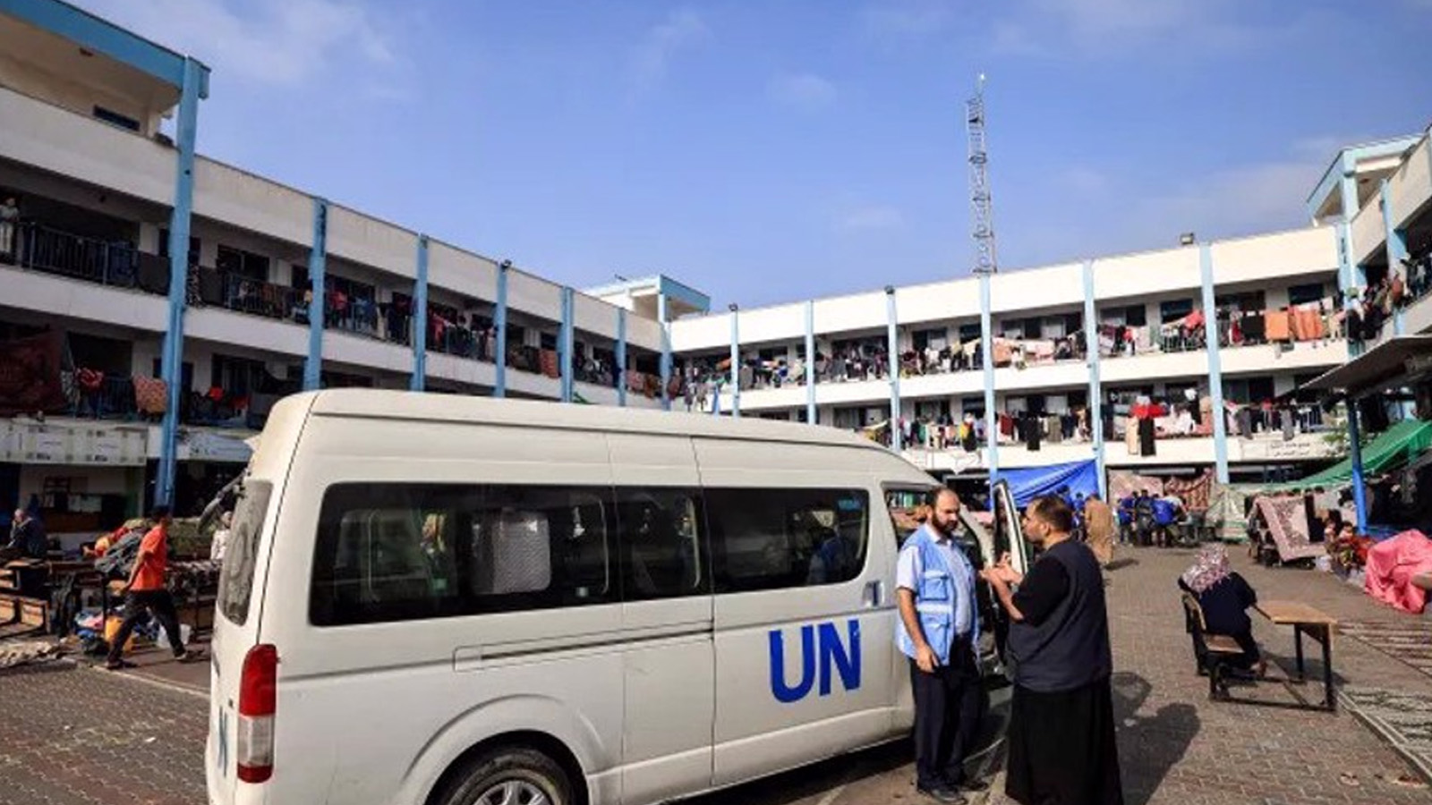 مدرسة تديرها الأمم المتحدة في خان يونس. وهي واحدة من العديد من المدارس التي تم تحويلها إلى ملاجئ للفلسطينيين الذين شردتهم الحرب الإسرائيلية في غزة.