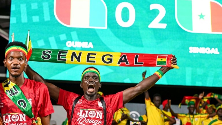 مشجعو السنغال حاملة اللقب في سعادة بعد الفوز على غينيا على ملعب شارل كونان باني في ياموسوكرو في 23 كانون الثاني/يناير 2024، لحساب كأس أمم إفريقيا لكرة القدم 2023