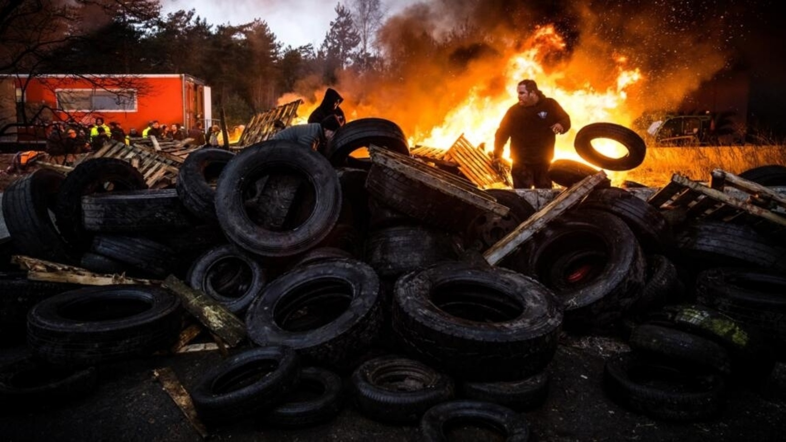 مزارعون هولنديون وبلجيكيون يحرقون منصات خشبية وإطارات أثناء قيامهم بإغلاق المعبر الحدودي بين بلجيكا وهولندا في أريندونك في 2 شباط (فبراير) 2024 