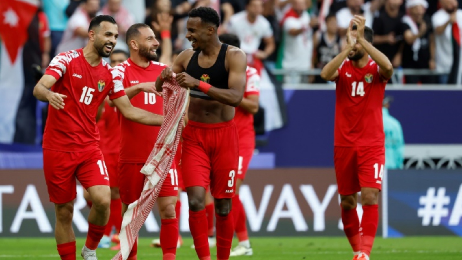 لاعبو الأردن يحتفلون بعد التأهل الى نصف نهائي كأس آسيا لكرة القدم. الريان، غرب الدوحة، في الثاني من شباط (فبراير) 2024