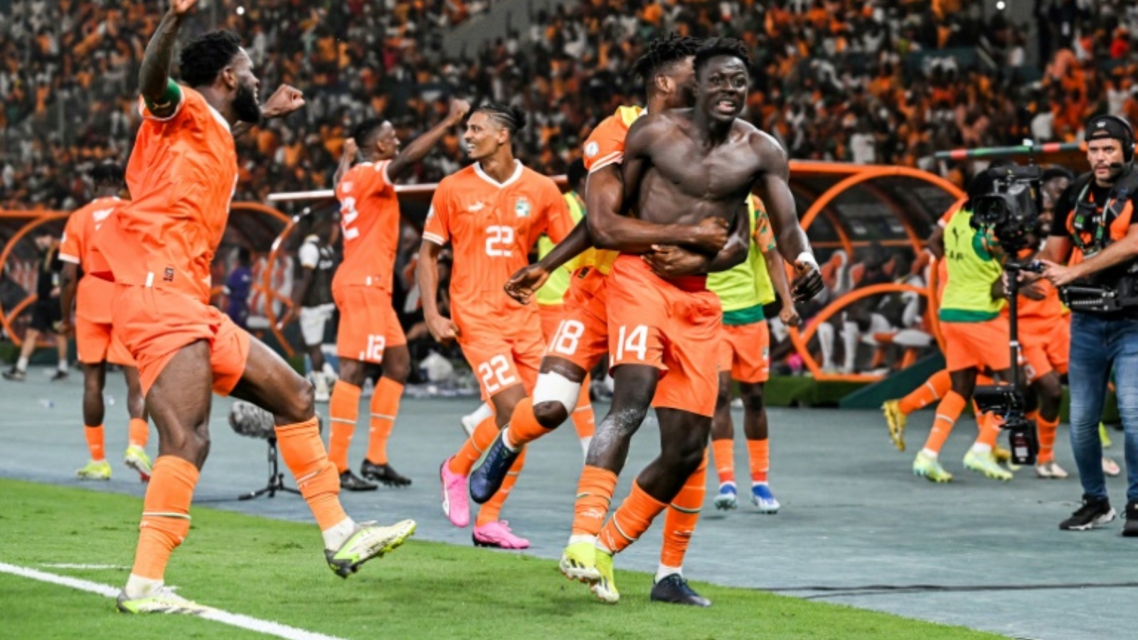 عمر دياكيتيه (14) مهاجم ساحل العاج يحتفل مع زملائه بهدف الفوز على مالي 2-1 بعد التمديد (الوقت الأصلي 1-1) على ملعب السلام في بواكي، في ربع نهائي كأس أمم إفريقيا لكرة القدم. 3 شباط (فبراير) 2024
