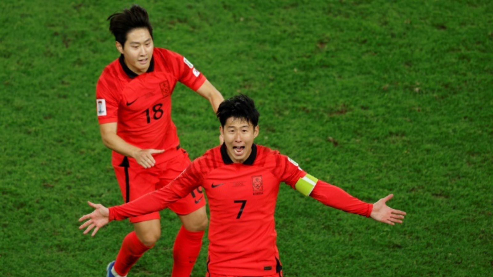 قائد كوريا الجنوبية هيونغ مين سون يحتفل بتسجيله هدف الفوز في مرمى استراليا (2-1 بعد التمديد) في ربع نهائي كأس اسيا في قطر في الثاني من شباط (فبراير) 2024